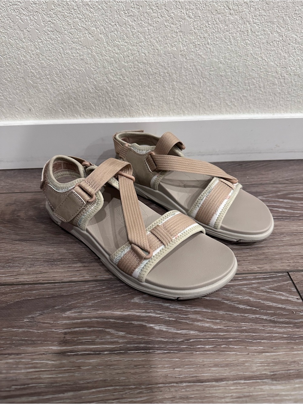 Earth Origins Women's Taupe Strappy Comfort Sandals Size 8 Great Condition